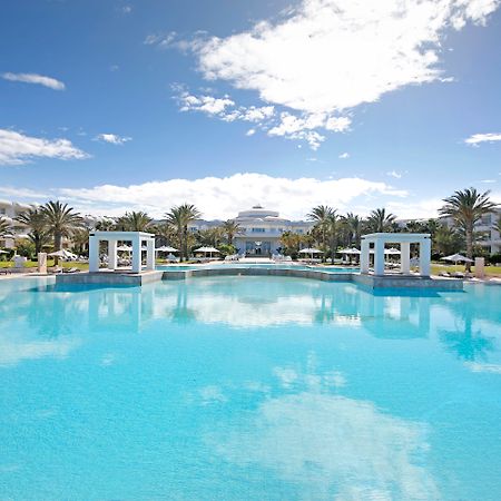 Radisson Blu Palace Resort & Thalasso, Djerba Mezraia Kültér fotó The swimming pool at the hotel