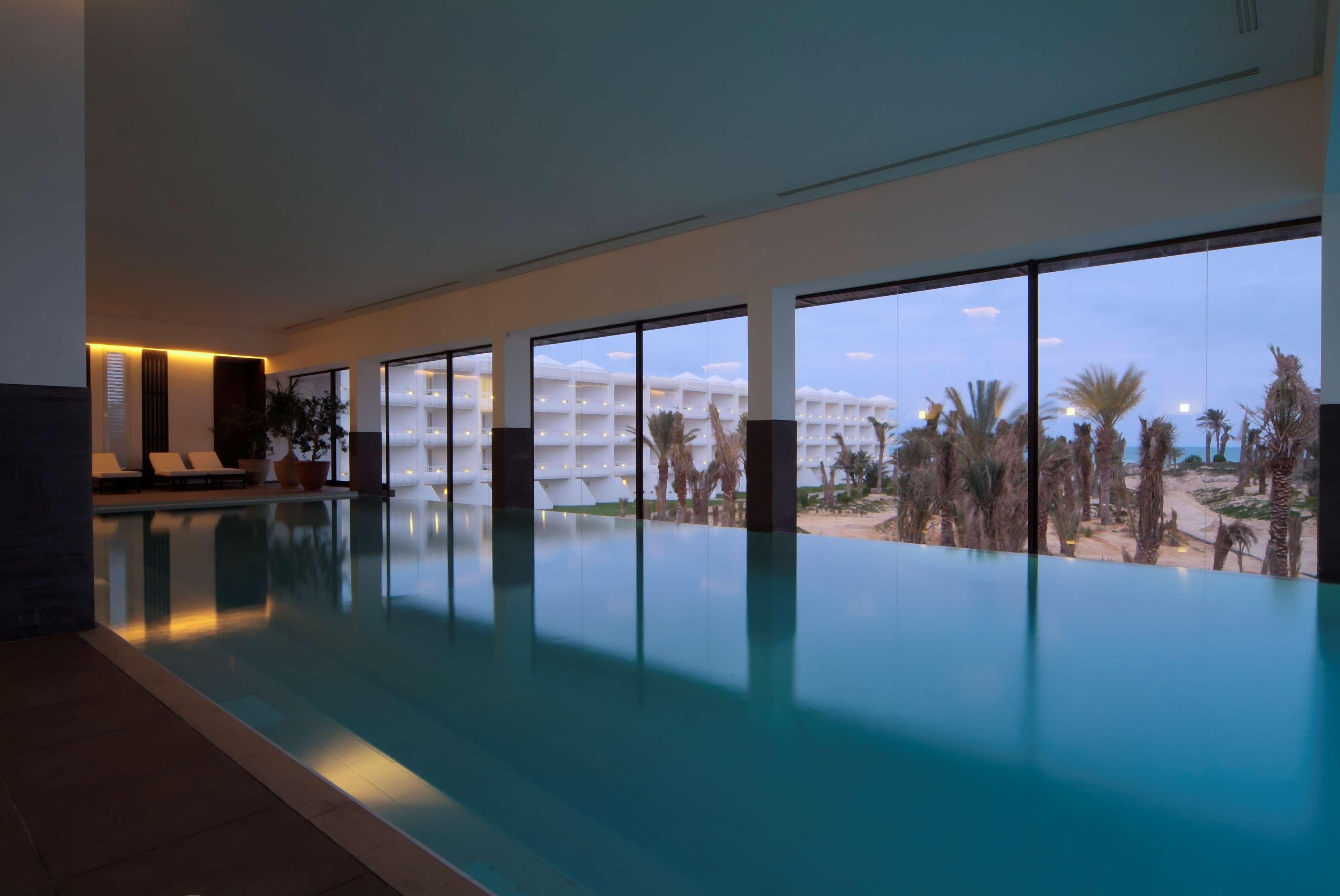 Radisson Blu Palace Resort & Thalasso, Djerba Mezraia Kültér fotó The swimming pool at the hotel
