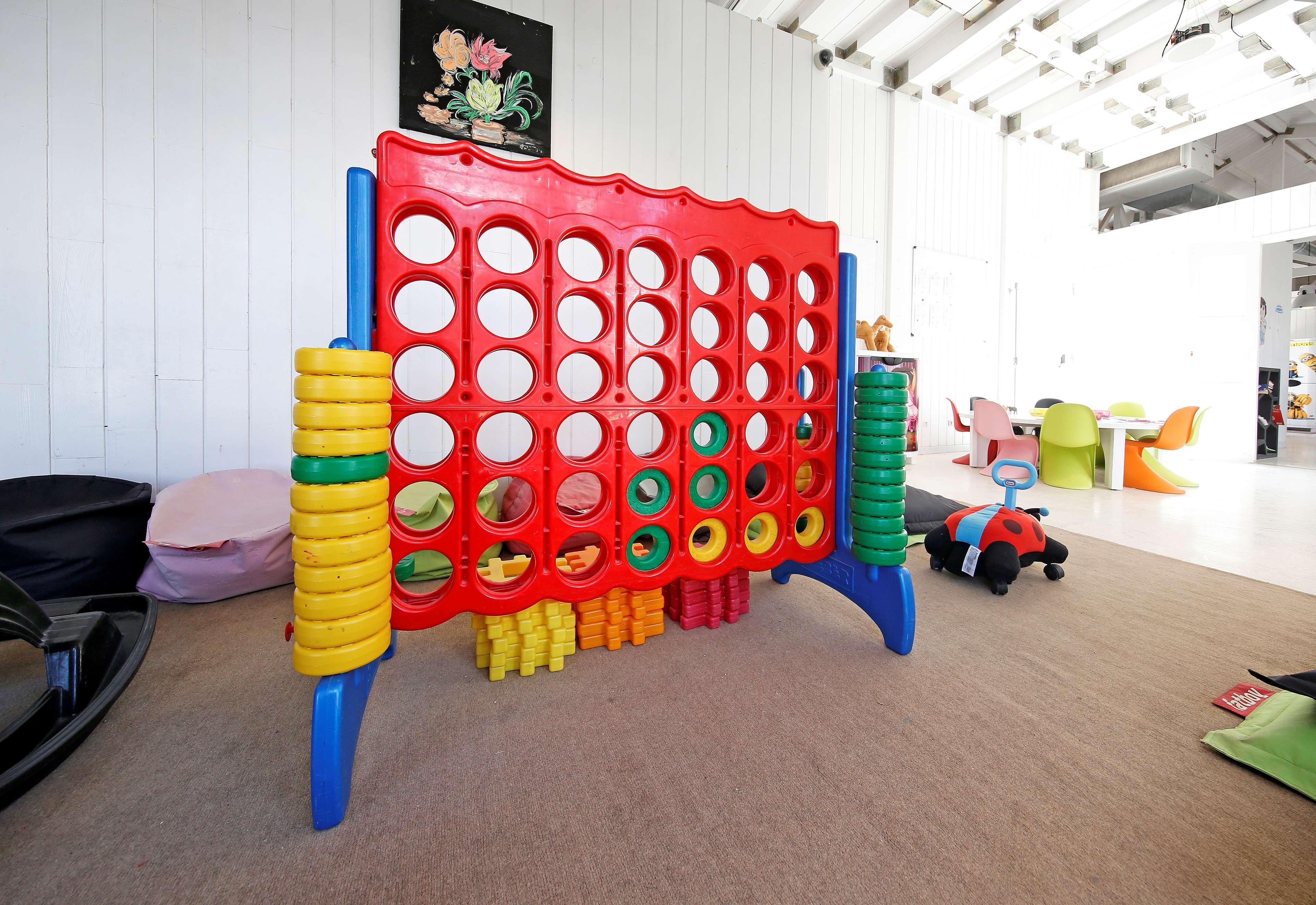 Radisson Blu Palace Resort & Thalasso, Djerba Mezraia Kültér fotó A large Connect Four game