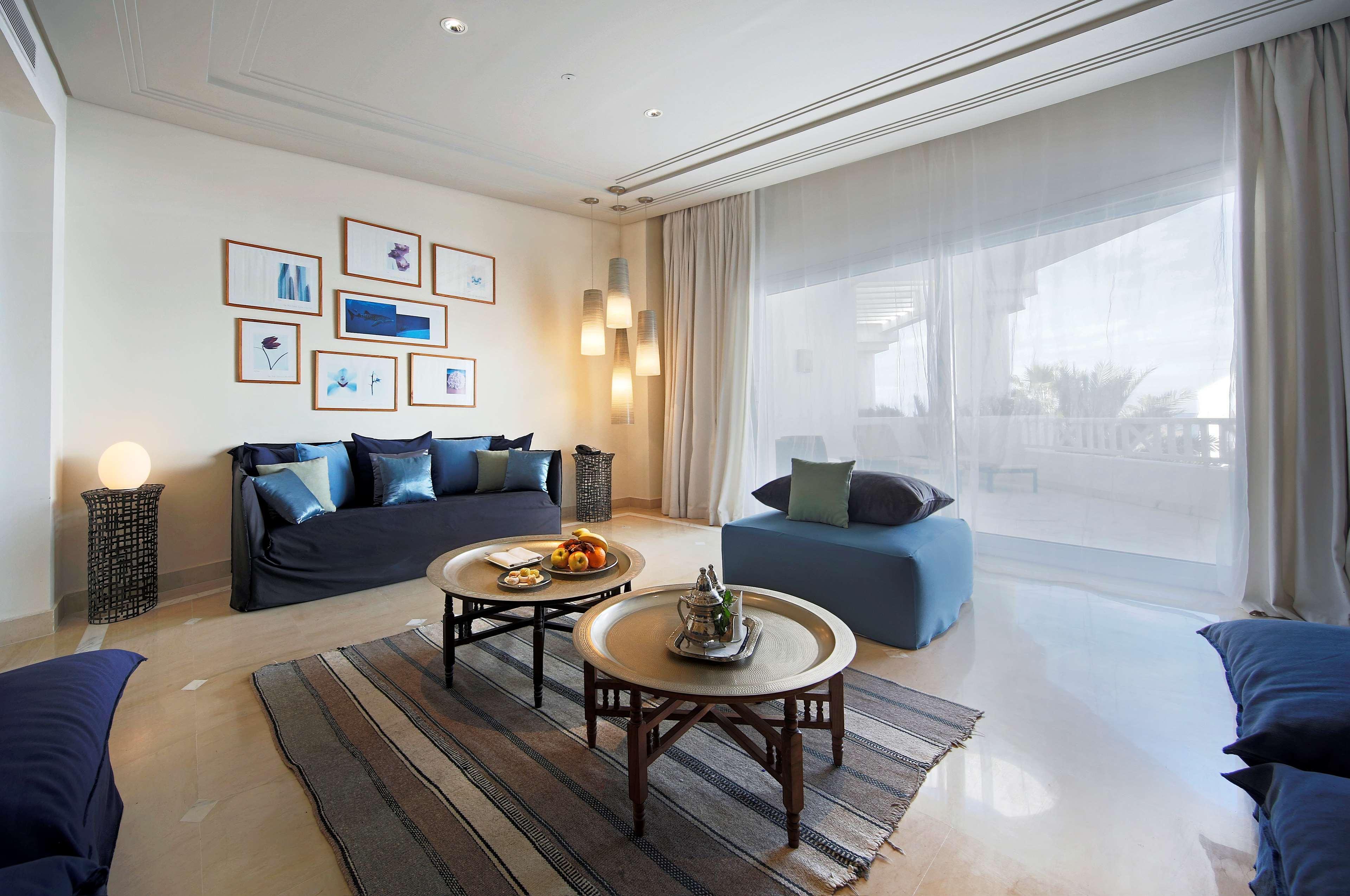 Radisson Blu Palace Resort & Thalasso, Djerba Mezraia Kültér fotó A living room at the Ritz-Carlton, Bahrain