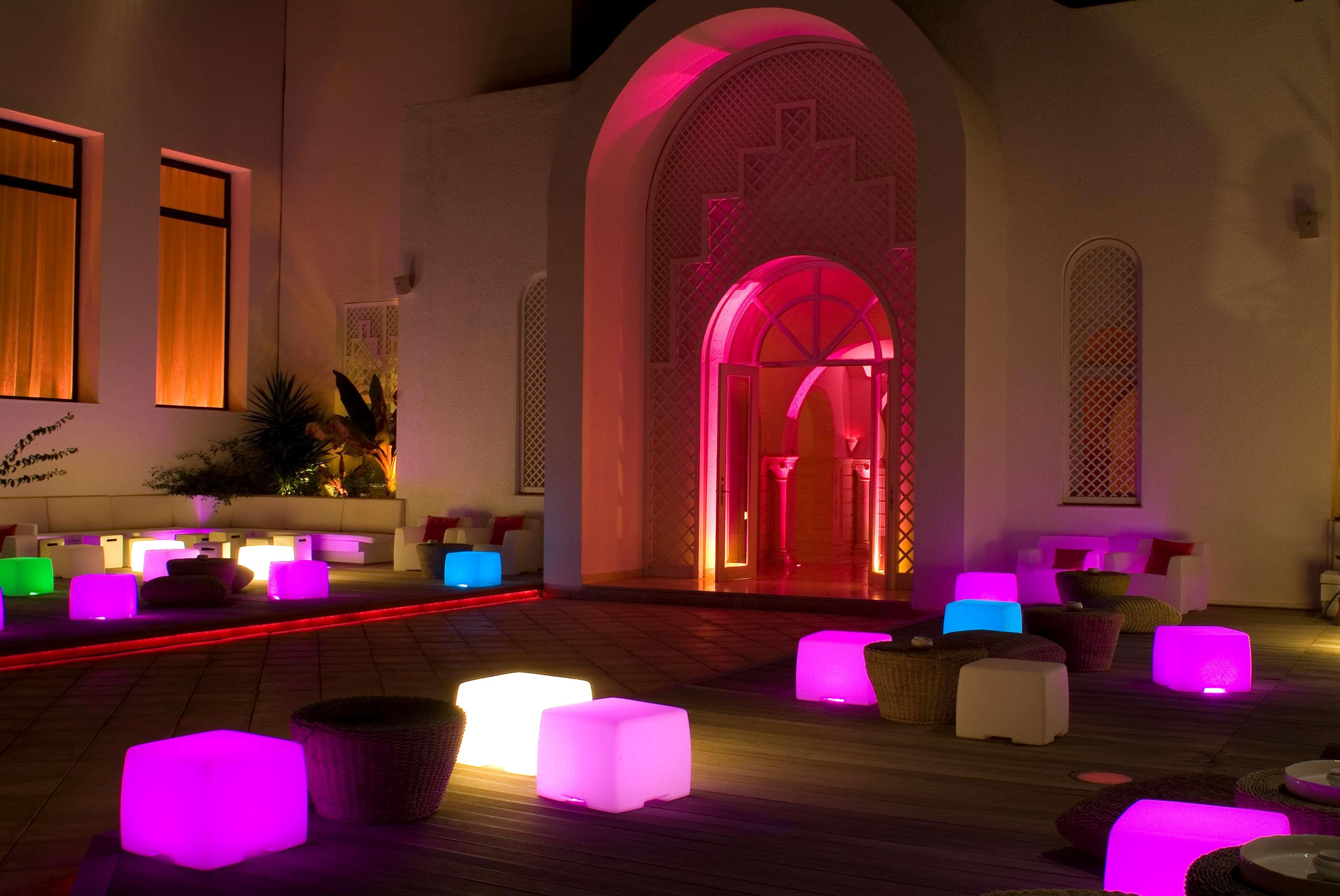 Radisson Blu Palace Resort & Thalasso, Djerba Mezraia Kültér fotó The interior of the nightclub