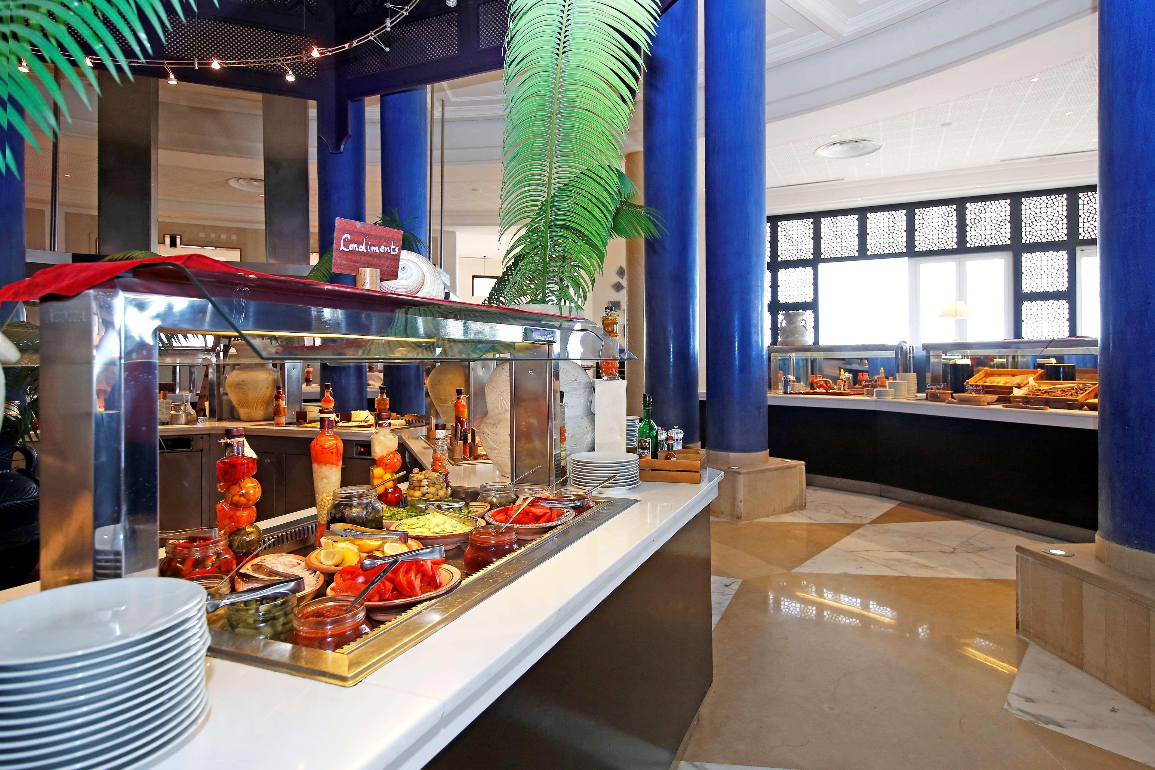 Radisson Blu Palace Resort & Thalasso, Djerba Mezraia Kültér fotó A buffet at a hotel