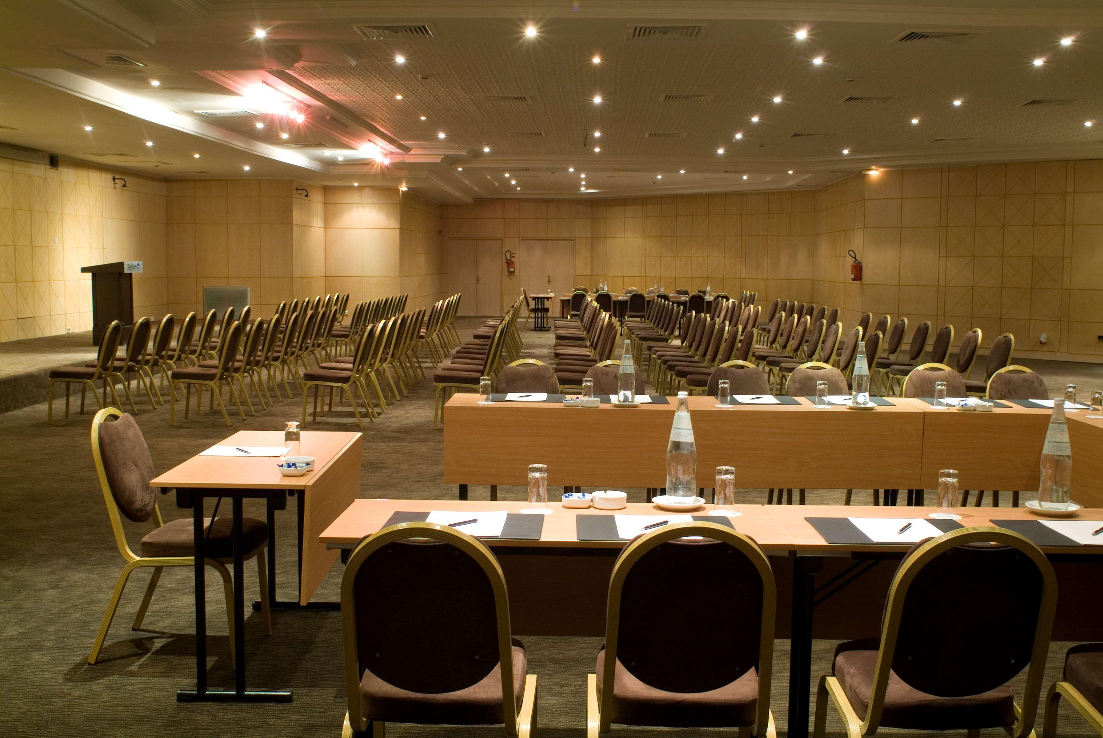 Radisson Blu Palace Resort & Thalasso, Djerba Mezraia Kültér fotó The conference room of the European University