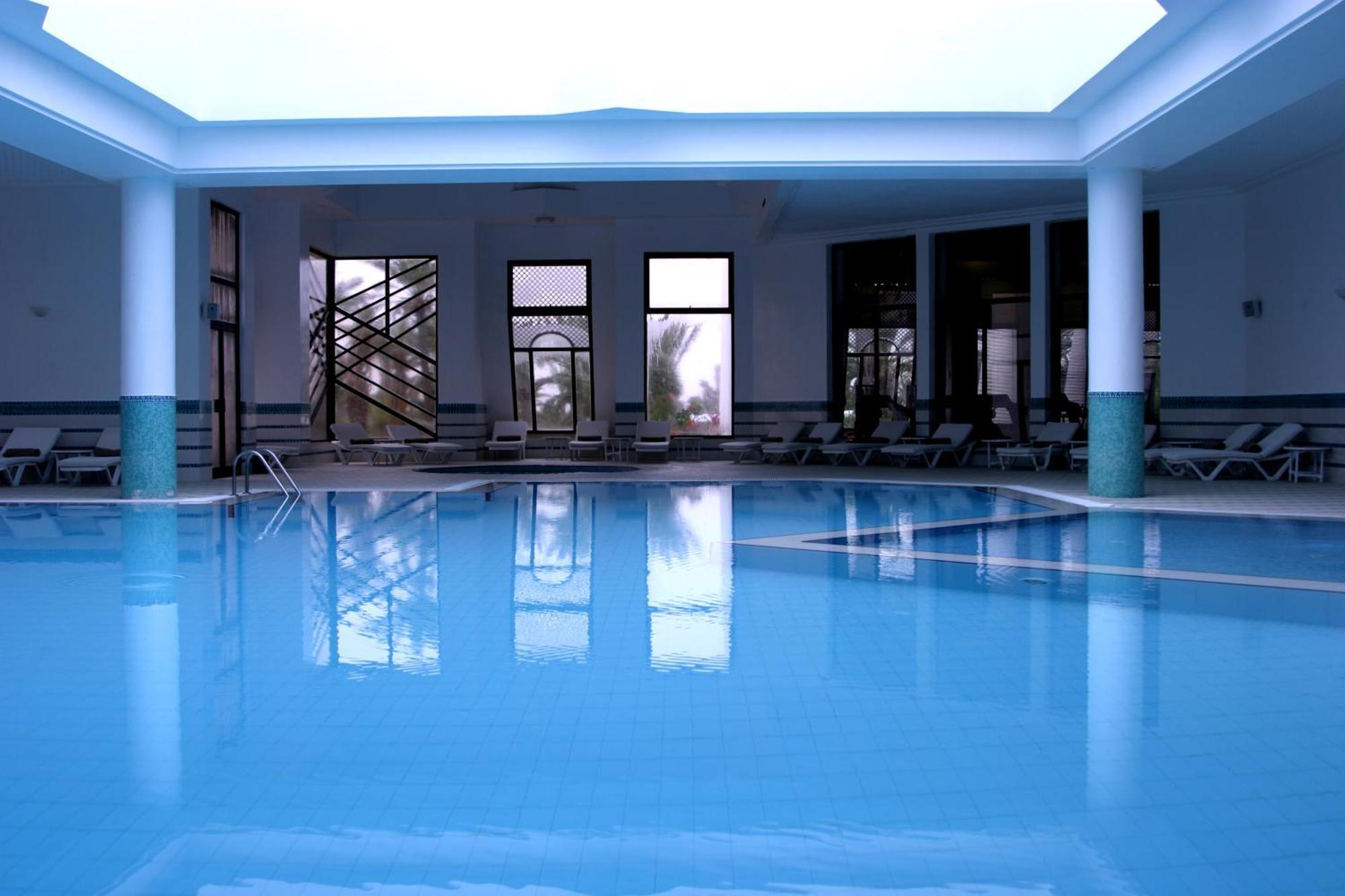 Radisson Blu Palace Resort & Thalasso, Djerba Mezraia Kültér fotó Indoor swimming pool