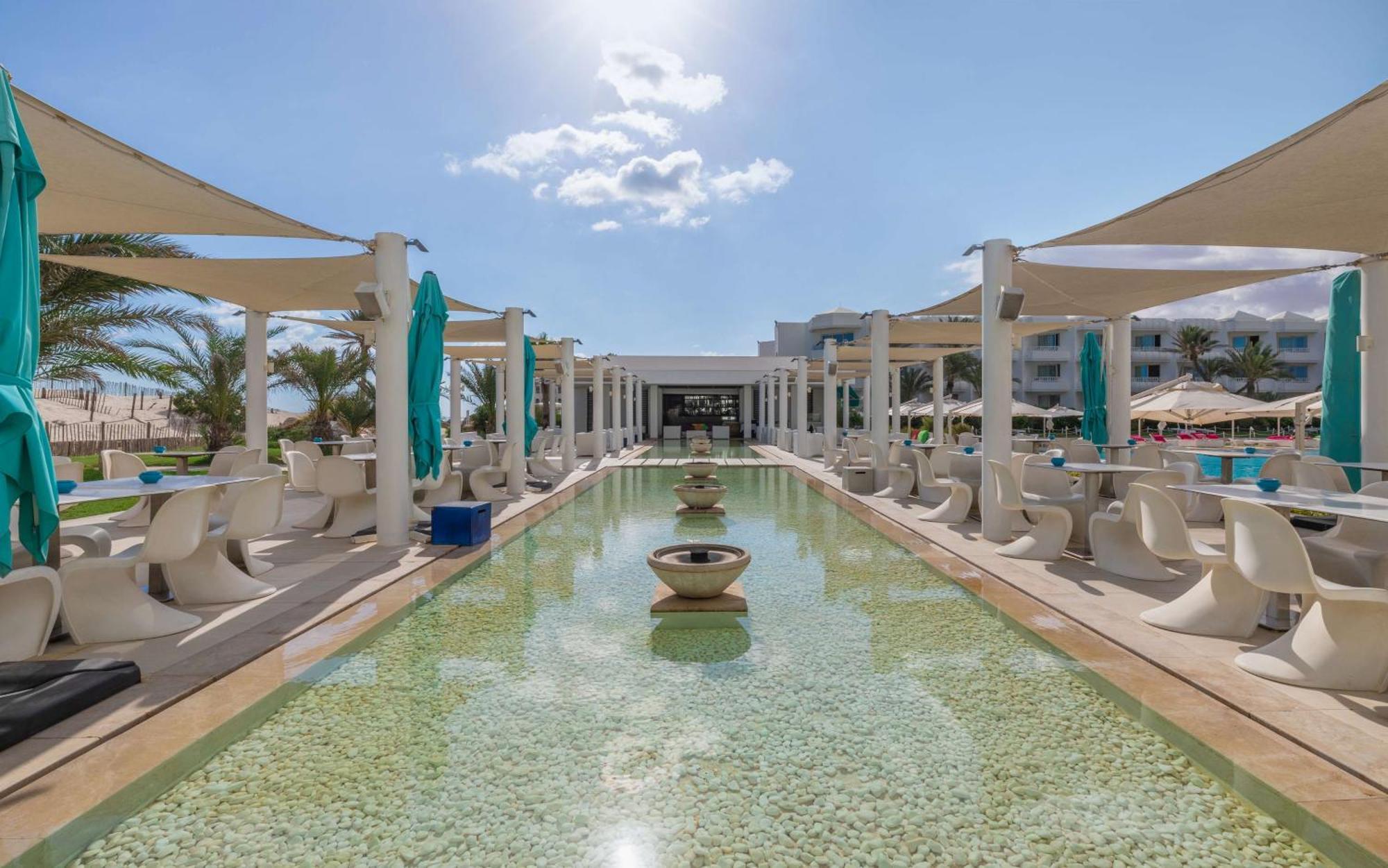 Radisson Blu Palace Resort & Thalasso, Djerba Mezraia Kültér fotó The resort's main pool